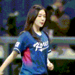 어제 아이린 야구장에서ㅎㄷㄷ <b>gif</b>