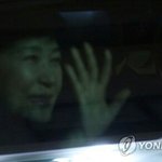 (현<b>시각</b>)박근혜웃는거봤냐