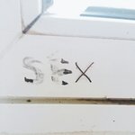 [EXO] ㅅㅂ 아파트 <b>복도</b> 창문에 이런거적 혀이쓴ㅁㅋㅋㅋㅋㅋㅋㅋㅋ