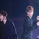 아ㅅ1발 이거 김종인 <b>포즈</b>랑 김준면 표정이랑 대비되서 <b>개</b>웃기다곸ㅋㅋ