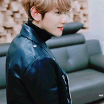 [EXO] 대학교 <b>졸업</b>사진 찍는데 시선이 느껴져서 바라보니