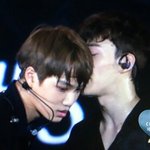 [CHEN] <b>귀속</b>말 하지 말라구!