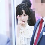 태연 머리묶고 등장