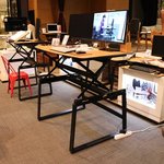 현대백화점 <b>리빙</b>페어 보고왔는데 컴퓨터 책상으로 스탠딩 데스크어떨까요...