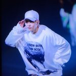 [시우민] 패션리더 시우민의 맨투맨 입는 법