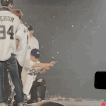 [시우민] <b>물총</b>들고 특수요원 흉내내는 시우민ㅋㅋㅋ