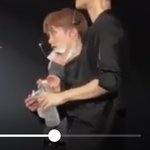 [시우민] 콘서트에서 <b>그루</b>밍하는 시우민
