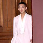 머리 엄청 <b>특이</b>하게 하고 나온 유아인