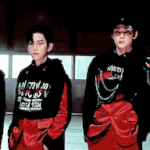 [EXO] 이거나 봐라 잘생긴 애 옆에 잘생긴 애