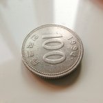 [EXO] 우리 구사즈 태어날때 나온 <b>동전</b> 발견함