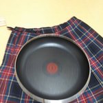 다리미없어서 후라이팬 뎁혀서 다림질함