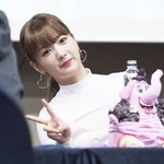 <b>팬심</b> 자극하는 女돌 팬싸 애교