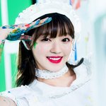 오마이걸 <b>유아</b>, 걸어다니는 인형인줄!