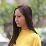 크리스탈 싱가포르에서 입은 노란 드레스