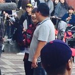 [시우민] 시우민 옆에 아저씨한테 너무 이쁘게 웃어줌