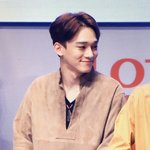 [EXO] 하 진짜 코디 어디서 <b>이런옷</b>을 구해오는거냐