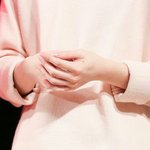 무릎이나 <b>손마디</b>랑 손끝 같은데 붉은 이유