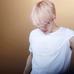 [백현] 백현이는 넓은 <b>가슴팍</b>을 가진 그런 남자야