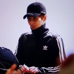 [시우민] 시우민한테 LAX <b>직원분</b>이 말걸었나본데..;;;