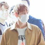 [백현] 백현이 <b>공항</b> 고화질! 어깨가