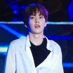 [시우민] 시우민 흰<b>셔츠</b>가...