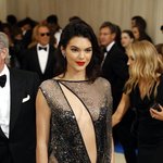 <b>켄달</b> 제너 옷 안입었어....?ㅎㄷㄷㄷㄷㄷㄷㄷ