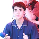 [EXO] 내 친구 머리 자르니까 ㅅㅂ너무 존잘이라 <b>눈</b> 못마주치겠음