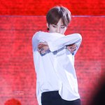 [EXO] 민석이 <b>셔츠</b> 한쪽 나온거