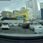 주차장차 다 긁어도 자기는 <b>보험처리</b>만 하면 되는 무개념아줌마!!...