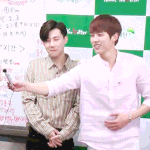 [인피니트] 팬 대신에 마이크 들어주는 <b>여리</b>