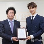 [댓글부탁해] 건국대에서 공로패 받은 샤이니 민호!.JPG