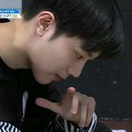 [프로듀스] 고개 숙일때 <b>턱살</b> 안생기는 사람 있음?