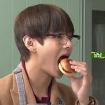 [방탄소년단] 입은 크게벌리고 왜그렇게<b>쪼금</b>먹어 ㅋㅋㅋㅋ