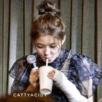 김유정 깁스 함?????