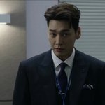 수트의 <b>정석</b>을 보여주는 배우 김영광