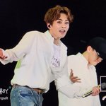 [시우민] 시우민 바뀐 의상 흰<b>셔츠</b>에 청바지ㅠㅠㅠㅠ