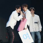 [EXO] 어제 애들<b>퇴장때</b> 백현이랑 종인이 진짜 좋아하는거 느껴지냐