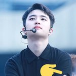 [EXO] <b>검정셔츠</b>에 <b>검정</b>반팔까지 챙겨입은 경수..