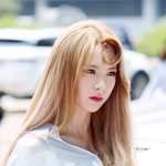 오늘자 금발에 <b>쉼표</b>머리한 여자아이돌.jpg