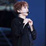 [시우민] 시우밍 쪼꼬만 손으로 인이어 꼼지락 꼼지락