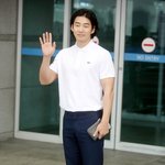 오늘자 윤계상 공항패션.jpg