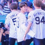 [방탄소년단] 디스팥취에서 찍은 <b>사진</b>같다