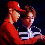 [EXO] 옆에 뉘<b>신지</b> 모르지만 민석 미모좀 보소