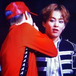 [EXO] <b>후배</b>랑 무슨 <b>얘기</b>중인지
