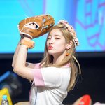 <b>모찌</b> 같은 볼을 가진 아이돌