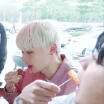 [프로듀스2] 황민현 <b>호두</b>과자랑 눈마주침..