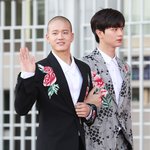 불참한 멤버를 그리워하는 아이돌의 레드카펫