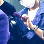 [시우민] 시우민이 <b>공항</b>에서 팬레터 받은거 봄?