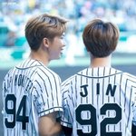 [방탄소년단] <b>야구직관</b> 온 부부같은뎅:-)
