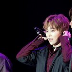 [시우민] 무대위에서 <b>그루</b><b>밍</b>하는 시우민 포착